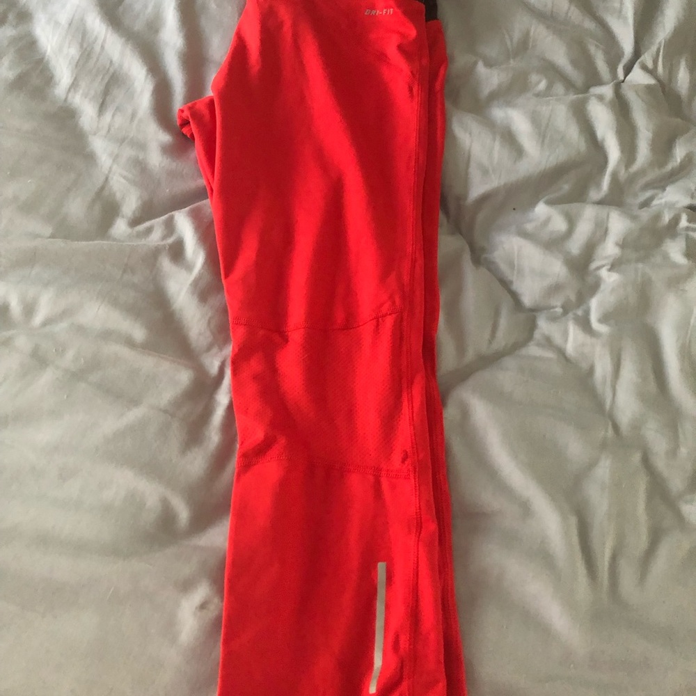 Woman’s Nike epic run crops